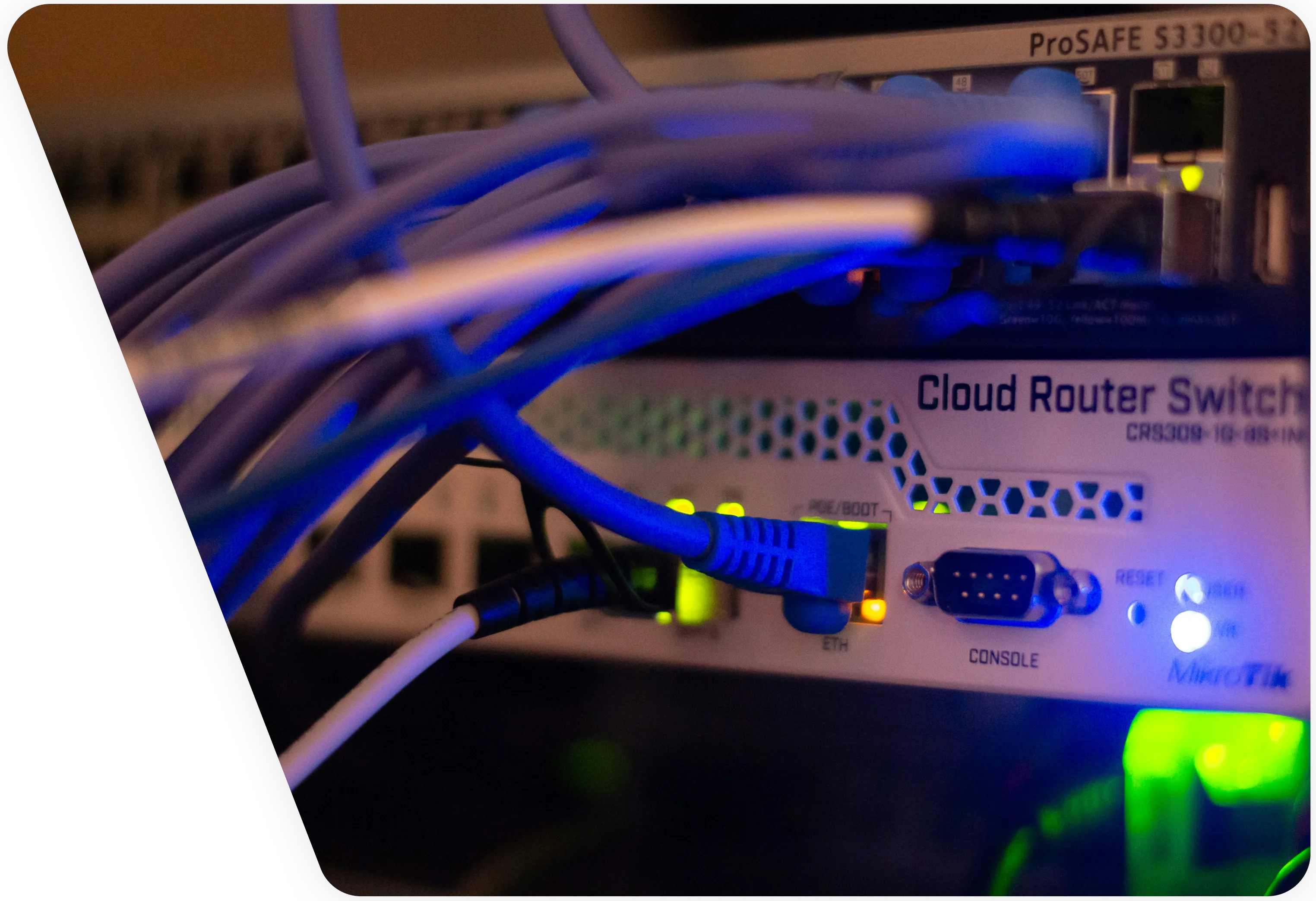 Rinfras team collaborating on IT services and infrastructure projects