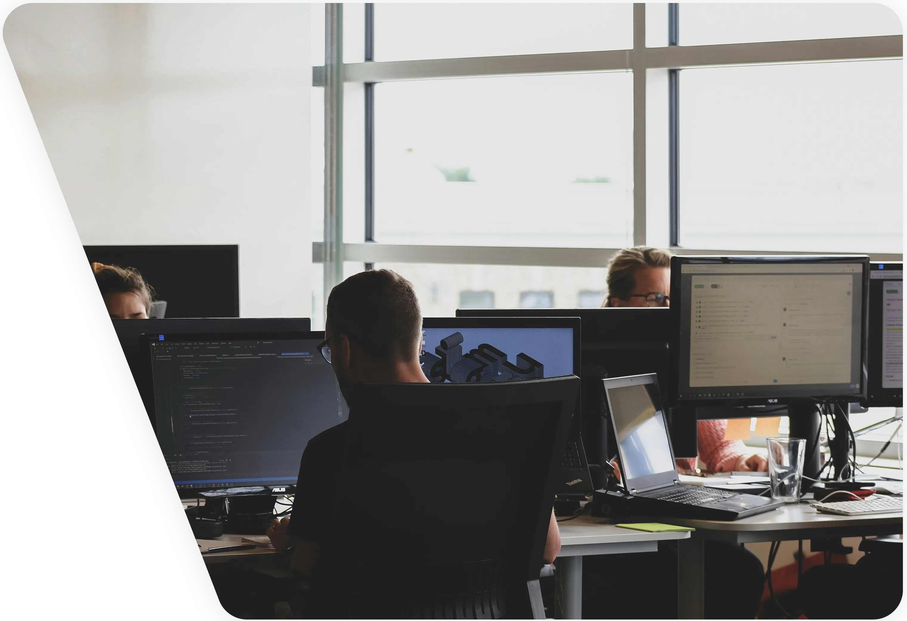 Rinfras team collaborating on IT services and infrastructure projects